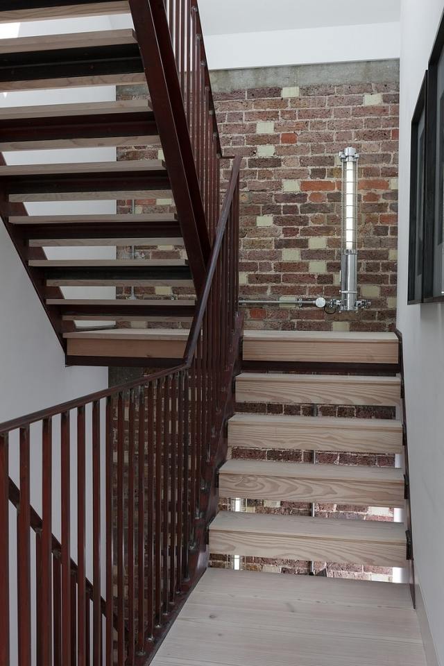 priemyselné oceľové schodisko s mezonetovým tehlovým múrom praktické-priemyselné-schody-ohrady-tehlová-stena-mestská-mezonetová