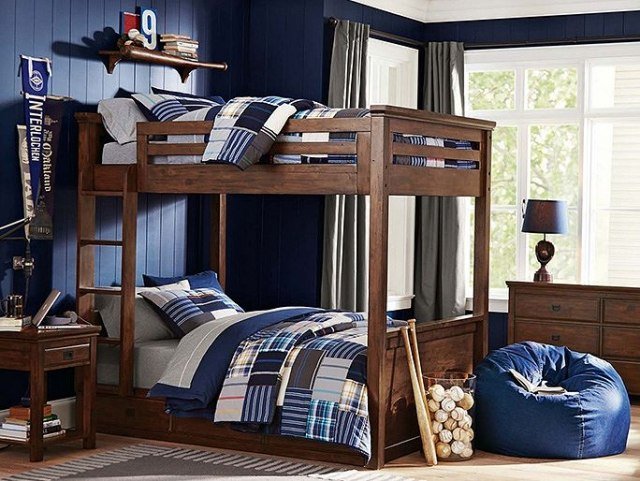 Poschodová posteľ-škôlka-sedací vak-modrá-stena-farba-slnečná ochrana-závesy