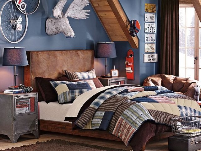 Chlapčenská izba-so šikmým-modrým-dominantným-farebným-nástenným prehozom