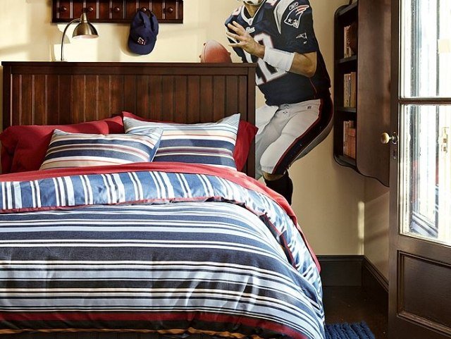 detská izba-posteľná bielizeň-pruhy-modrá-červená-biela-stena-dekorácia-tapeta