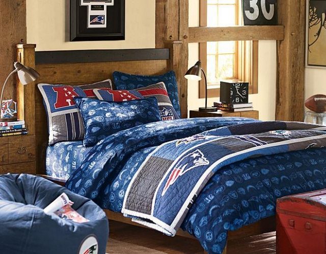 Sedací vak-chlapci-izba-dospievajúci-nábytok-zariadenie-drevený trám-post-rustikálny