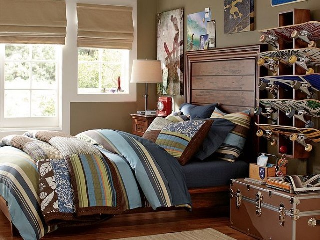 izba s korčuliarskou tematikou, posteľná bielizeň, pestrofarebné kvetinové vzory a skladané rolety