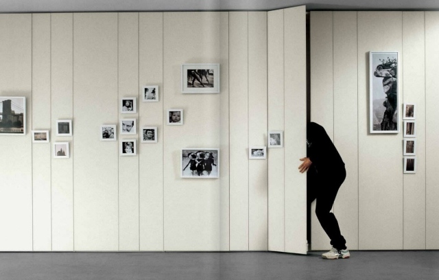 moderná šatníková skriňa spálňa biele rámové fotografie teraz lago moderný šatník biele rámy fotografií teraz lago