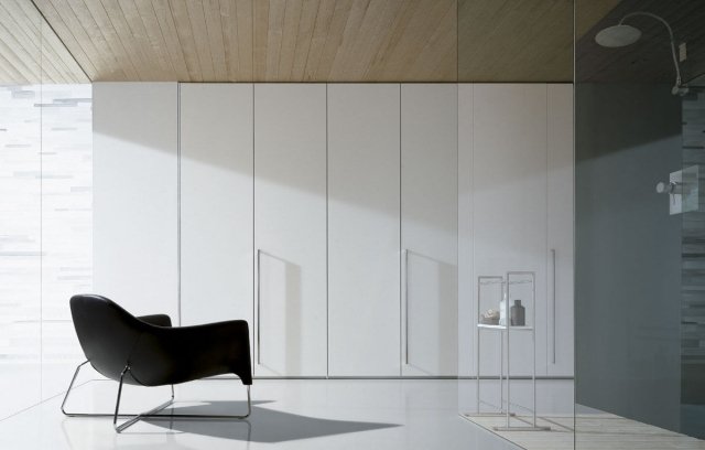 moderný dizajnový šatník jemné biele úchytky ARTIK poliform moderná skriňa subtílne biele úchytky ARTIK poliform