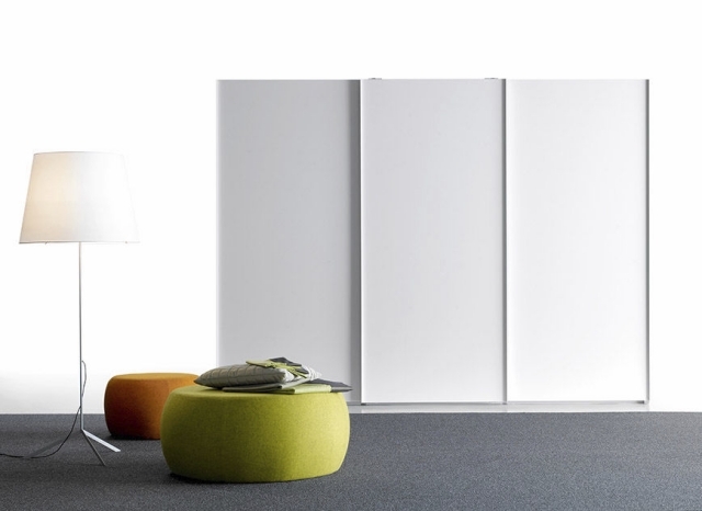 dizajn šatníka minimalistické biele posuvné dvere treku moderná šatníková skriňa minimalistické biele posuvné dvere treku