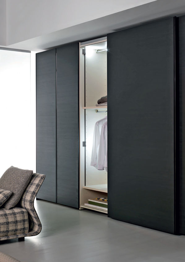 skriňa posuvné dvere osvetlenie vo vnútri ron gillad moderné šatníkové posuvné dvere osvetlenie vo vnútri ron gillad