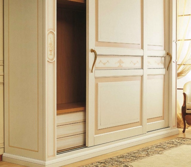 skriňa krémová zlatá úchyty detaily vimercati cannova štýlová skriňa krémová zlatá úchyty detaily vimercati cannova