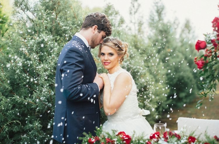 Na svadobnú fotografiu použite červené ruže svadobné fotografie nápady ruže červený sneh nevesta ženích