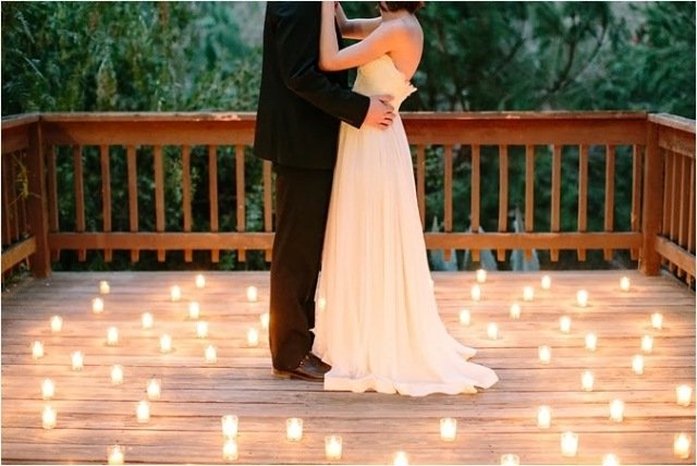 svadobné fotografie nápadité magické efekty s čajovými svetlami na terase svadobné fotografie nápad čajové sviečky-drevená terasa-rustikálne