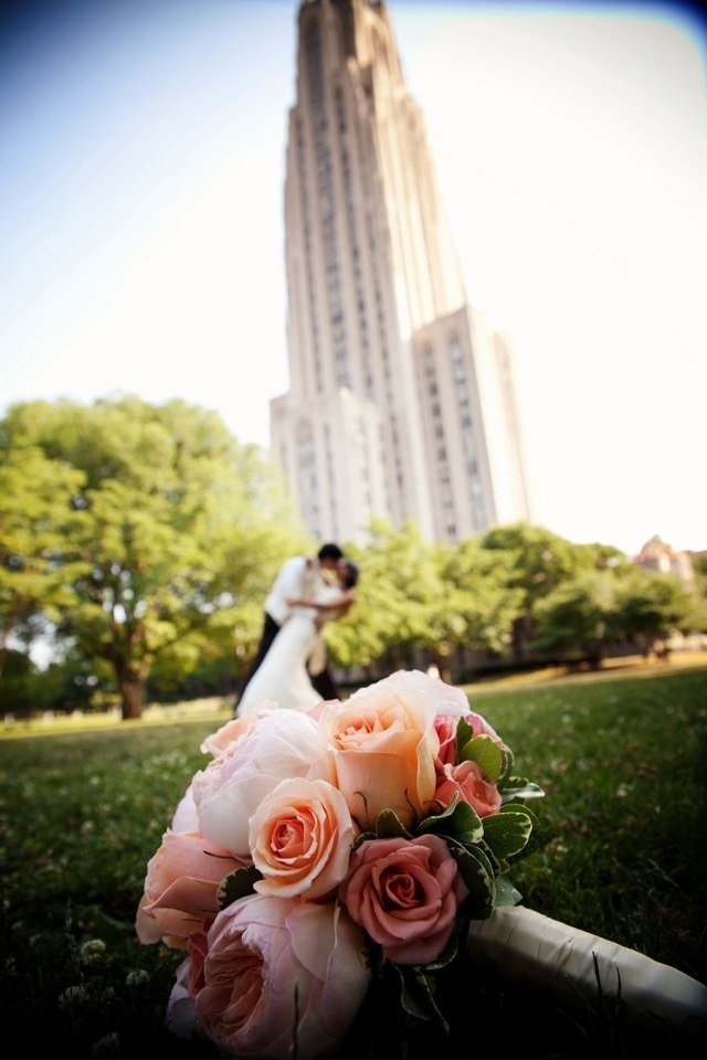 svadobné fotografie svadobná kytica ruže v popredí jorge santiago svadobné fotografie nápady svadobná kytica-ruže-popredie-jorge-santiago