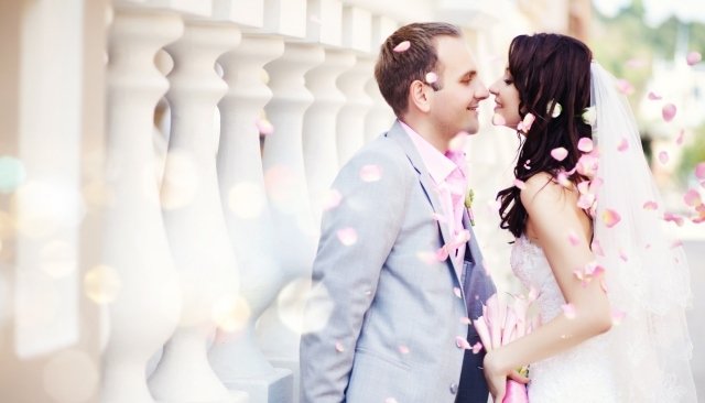 svadobné fotografie nápad svadobný pár okvetné lístky ruží vietor svadobné fotografie nápady svadobný pár-ruža-kvet-listy-vietor