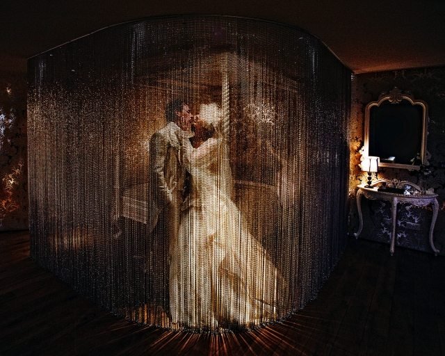 svadobné fotografie moderné závesové reťaze tlmené svetlo originálne svadobné fotografie moderná-záclona-reťaze-tlmené-svetlo