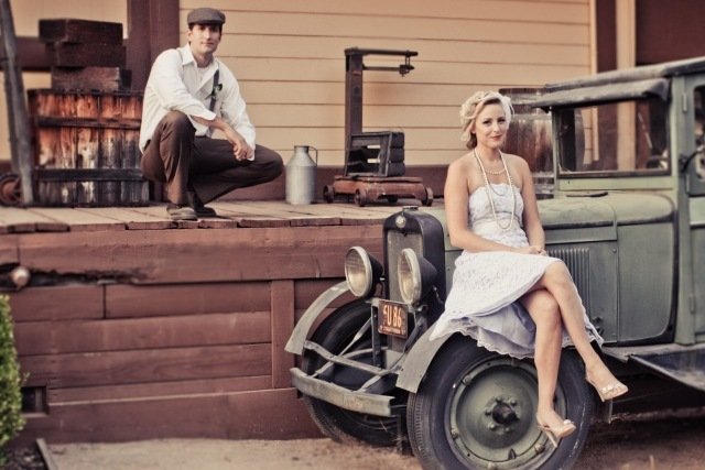 vinobranie svadobné fotenie nevesta a ženích staré auto vintage svadobné fotenie novomanželov auto