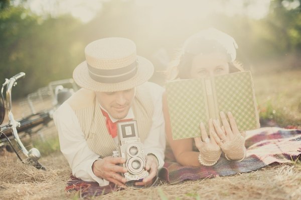 Vintage svadobné fotenie ležiace trávy čítanie kníh Vintage-svadobné-fotenie-trávy-ležiace-knihy-čítanie