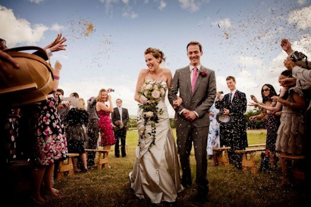 svadobná fotografia vonku mladomanželská ulička vonkajšia svadobná fotografia ulička pre nevestu a ženícha