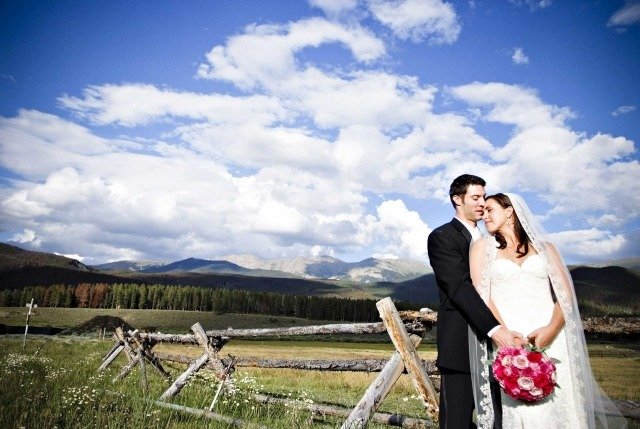 vidiecky dom svadobné foto polia biele mraky obloha krajina-svadba-foto-polia-oblak-obloha