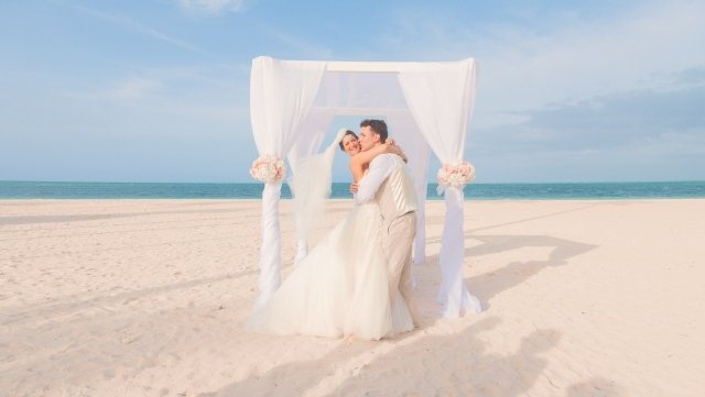 svadobná plážová pergola biela nevesta a ženích bozk ameztoy ambrogetti svadobná-plážová-pergola-biela-svadobná-pár-bozk-ameztoy-ambrogetti