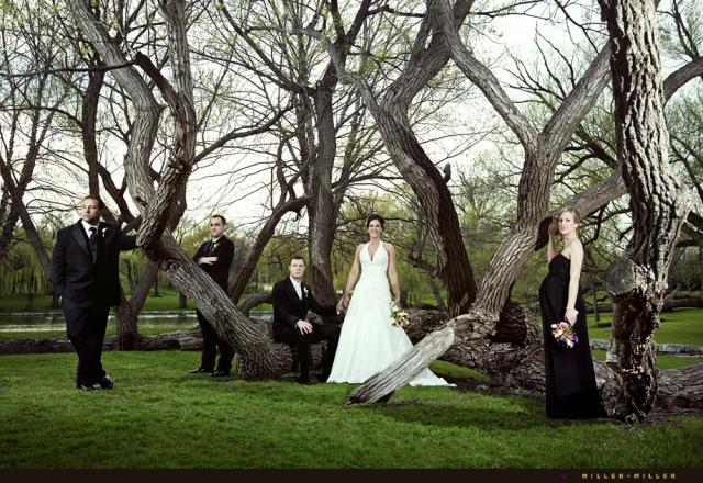 svadobná fotografia lesný strom skupinová fotka groommen svadobná fotografia lesnícka skupinová fotoženíci