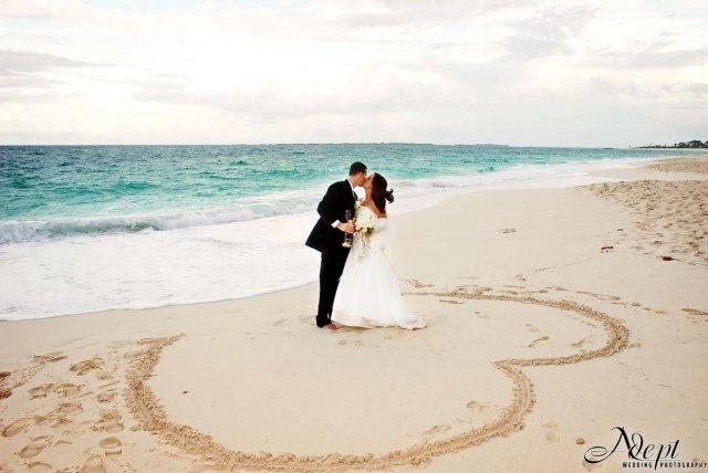 svadobné fotografie plážové srdce piesková farba svadobný bozk svadobné fotografie-plážové srdcia-piesková-kefa-svadobná-pusa