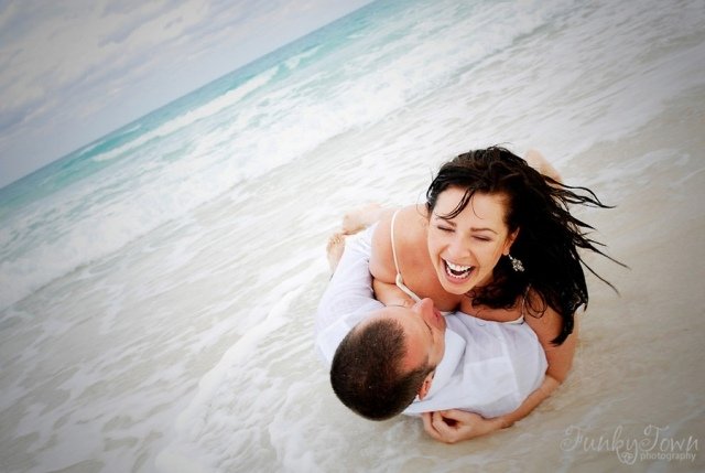 svadobná fotografia plážová nevesta a ženích vo vode smetia šaty svadobná fotografia-pláž-more-odpadkové-šaty