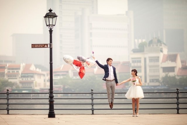 svadobné fotografie vtipný ženích skákajúce balóny svadobné-fotky-vtipné-ženích-skákajúce-balóny