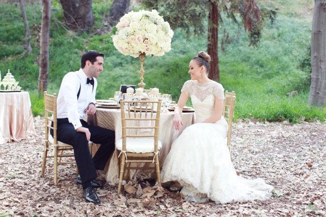 nápady svadobných fotografií jesenný les jedálenský stôl nevesta a ženích nápady svadobných fotografií jeseň-les-jedálenský stôl-svadobný pár