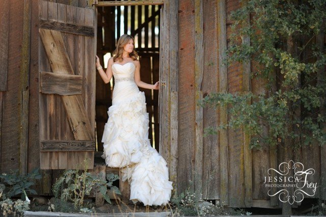 vinobranie svadobné fotografie rustikálne dvere nevesty Jessica Frey vintage-svadobná fotografia-Jessica-Frey-nevesta-rustikálne-dvere