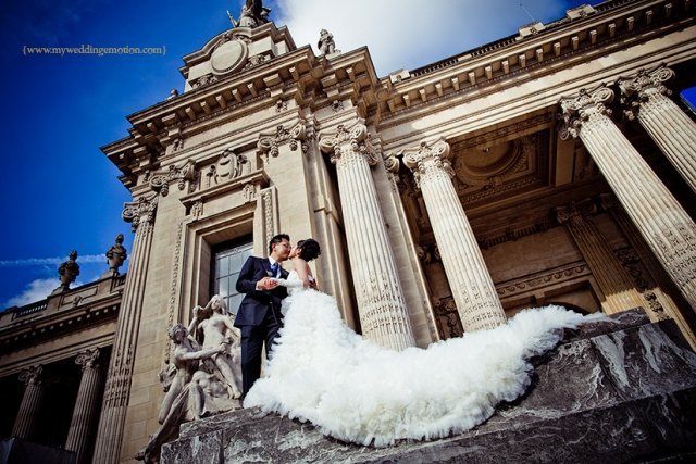svadobné fotografie nápady svadobné šaty vlak stará budova zdola svadobné-fotky-nápady-svadobné-šaty-vláčik-stará-budova-zospodu