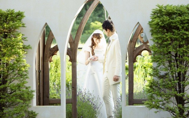 svadobné fotografie mladomanželia záhrada držiaca sa za ruky svadobné fotografie-svadobný pár-záhrada-držanie sa za ruky