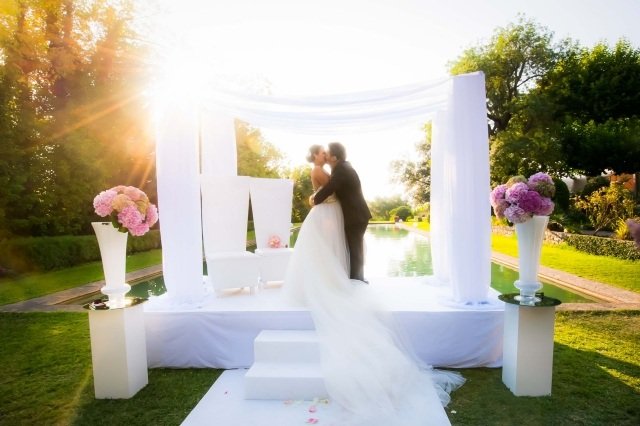 svadobná fotografia nápad biele oltárne slnečné lúče svadobná fotografia-nápad-biela-oltár-slnečné lúče