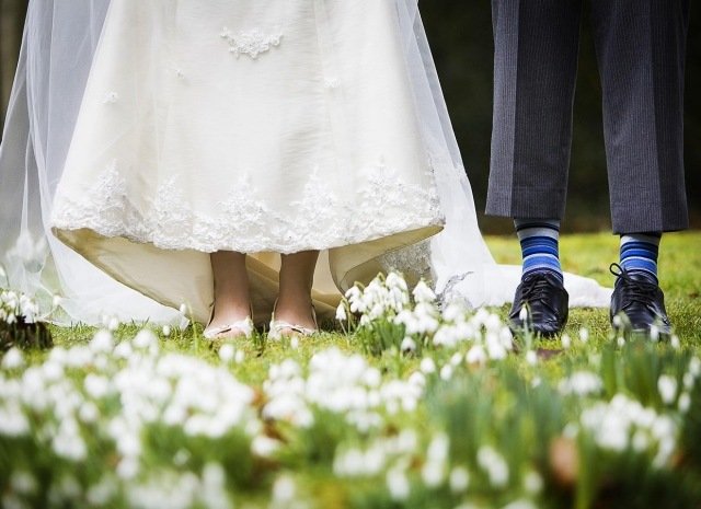 svadobné fotografie vtipné svadobné šaty ženích pruhované pančuchy svadobné fotografie vtipné svadobné šaty ženích pančuchy