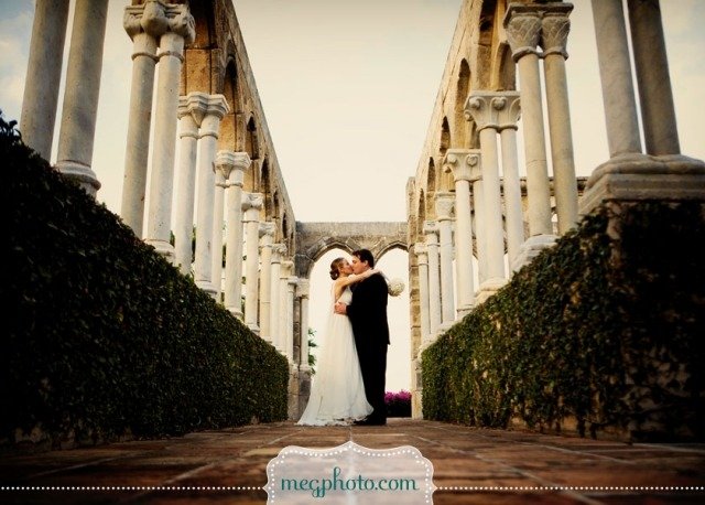 svadobná fotografia nevesta a ženích bozkávajúc živé ploty na chodníku svadobná fotografia-svadobné-pár-bozky-chodník-živé ploty