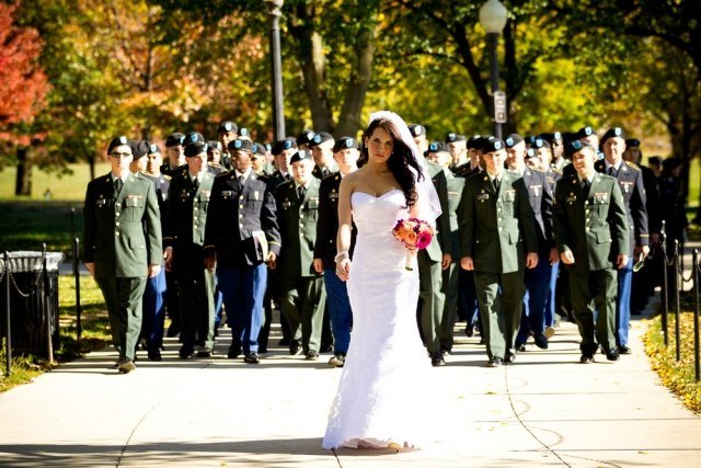 svadobná fotografia nevesta vojenskí muži bežiaci za sebou svadobná fotografia-nevesta-armáda-za-behom