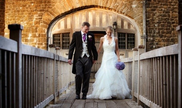 svadobná fotografia nevesta fialová kytica plastrónový drevený most svadobná fotografia-nevesta-fialová-strauss-plastron-drevený most