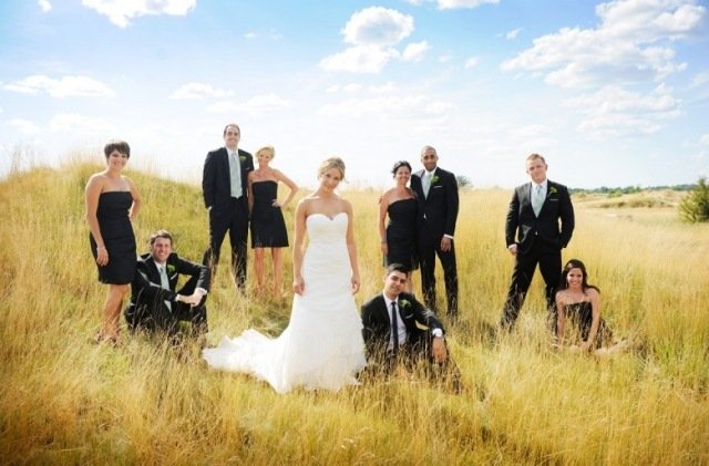 skupinová fotografia svadobná tráva fotografovanie tami mcinnis skupinová fotografia-svadba-tráva-tami-mcinnis-fotografia