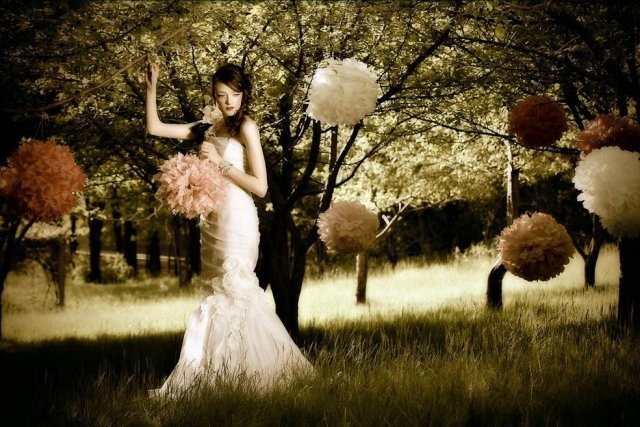 nevesta foto nápad lesný hodvábny papier pompony deco nevesta-foto-nápad-les-hodvábny papier-pompony-dekorácia