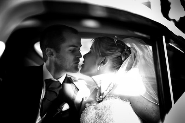 svadobný bozk foto nevesta a ženích auto Brighton svadobné fotografovanie svadobny-bozk-foto-svadobny-par-auto-Brighton-svadobna fotografia