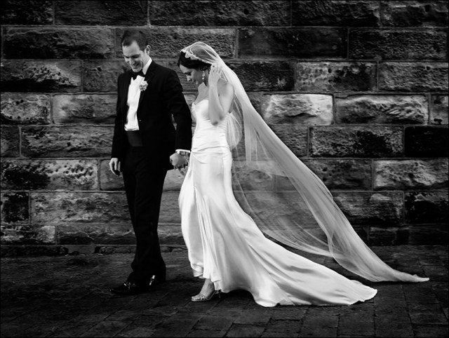 svadobná fotografia čierna a biela nevesta a ženích chodiaca kamenná stena svadobná fotografia-čierno-biela-svadobná-dvojica-chodiaca-kamenná stena