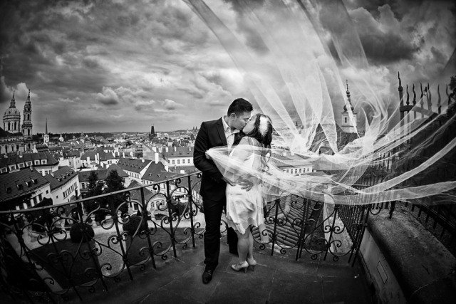 svadobná fotografia čiernobiely balkónový závoj vietor praha svadobná fotografia-čierna-biela-balkón-závoj-vietor-praha