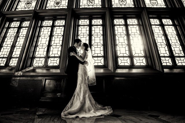 svadobná fotografia nápad okno pozadie bozk nevesta a ženích svadobná fotografia nápad okno pozadie bozk nevesta a ženích