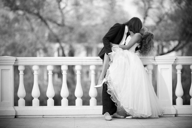 nevesta a ženích foto nápad vášnivý bozk svadobný-pár-foto-nápad-vášnivý-bozk