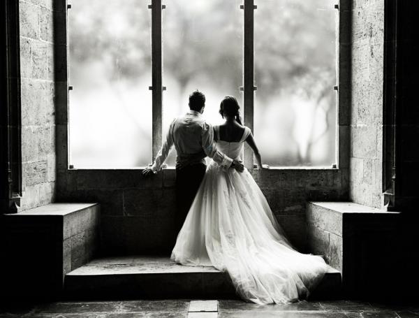 svadobná fotografia nevesta a ženích pri pohľade dozadu okno svadobná fotografia-svadobný pár-pohľad-dozadu-okno
