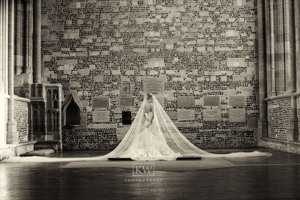 svadobná fotografia nápad nevesta dlhý závoj stará budova kontrast svadobná fotografia-nápad-nevesta-dlhší-svižnejší-starý-gabeude-kontrast