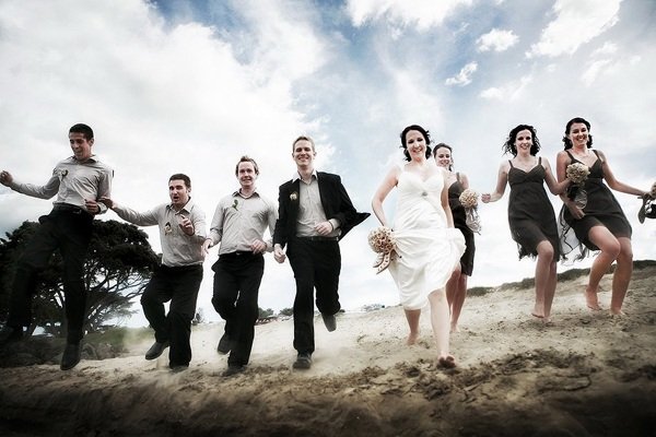 svadobná fotografia skupinová fotografia pohyb po piesku svadobná fotografia-skupinová-foto-pohyb-piesková prechádzka