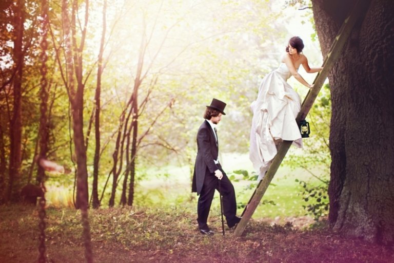 Nápady na svadobnú fotografiu - rustikálna téma s rebríkom a lampášom svadobné fotografie nápady rustikálny rebrík valec les