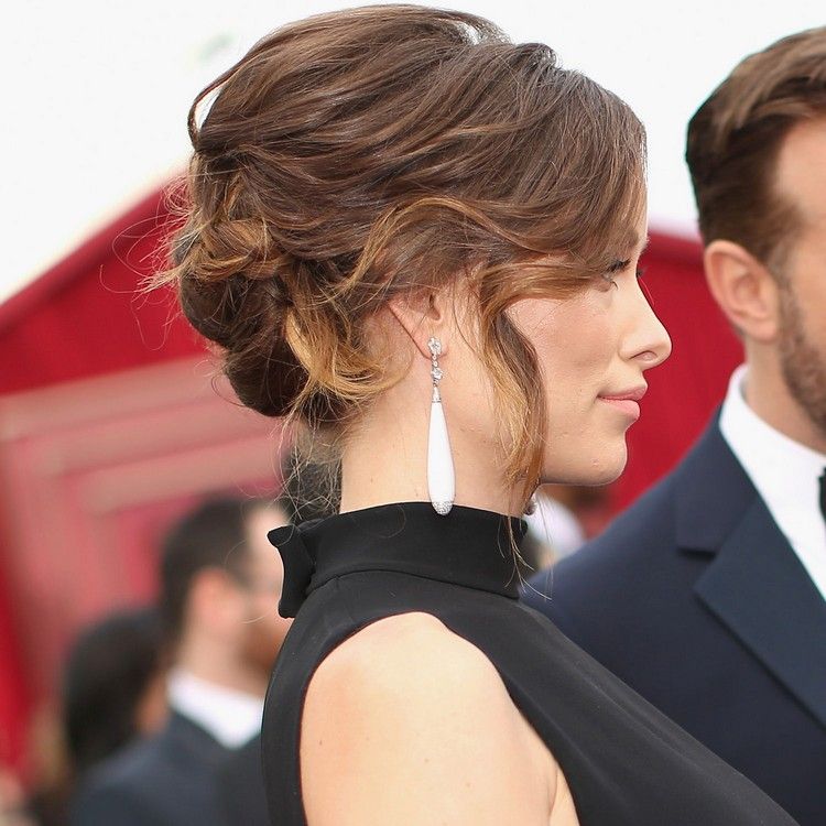 Objem v línii vlasov je zásadný plesové účesy-updos-voluman-vlasová linka-chignon-olivia-wilde