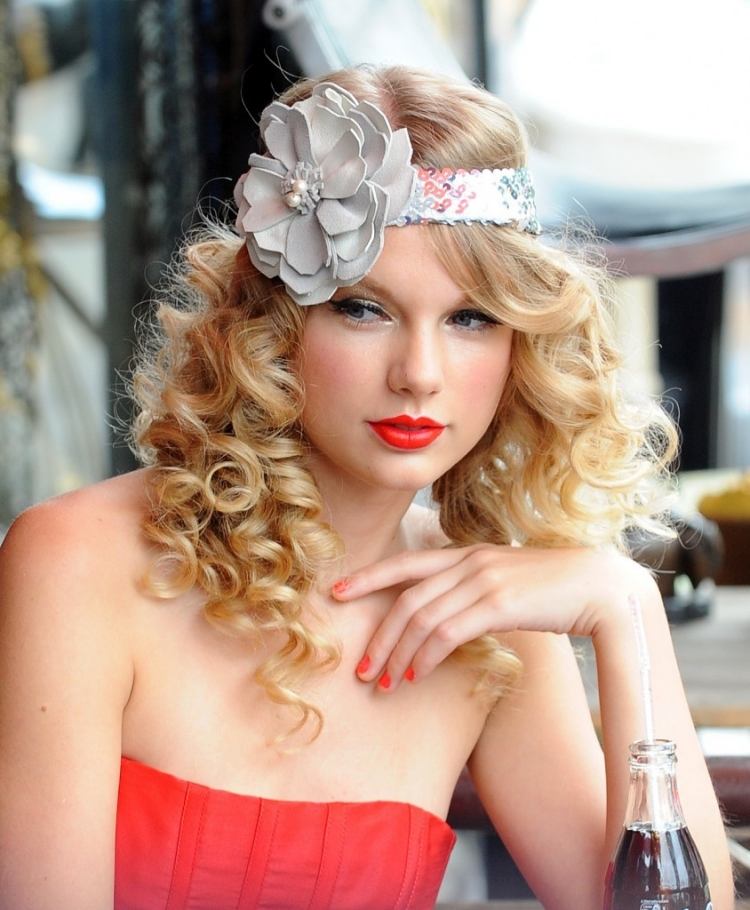 kučeravé otvorené vlasy s dominantnými vlasovými doplnkami Účesy na ples -vlasy-kučeravé-blond-flitre-taylor-swif