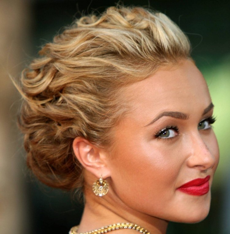 Updo pre stredne dlhé vlasy od Hayden Panettiere Promočné účesy-updo-blond-stredne dlhé vlasy-kučeravé náušnice-červené-pery-Hayden-Panettiere