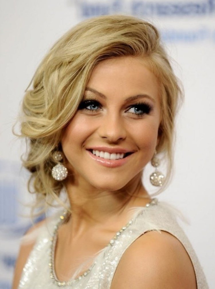 elegantná a ležérna zároveň - Julianne Hough Prom účesy-ležérne-stredne dlhé-vlasy-náušnice-trblietavé kamienky-julianne-hough