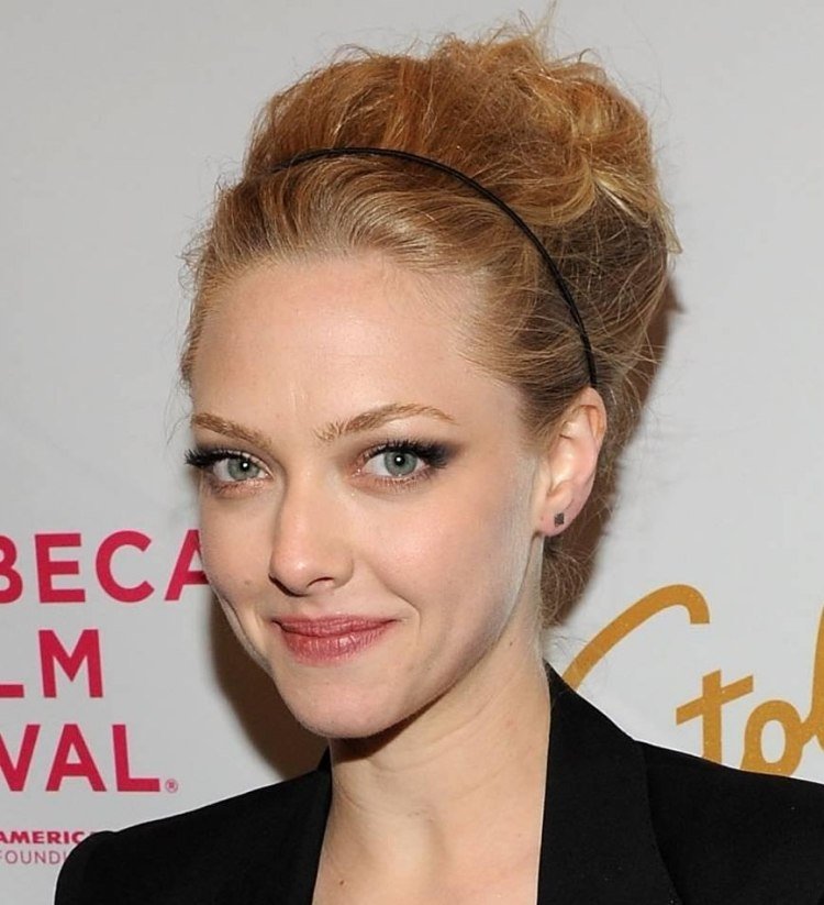 subtílna tenká čelenka a upravené vlasy od Amandy Seyfried prom-účesy-vlasy-band-up-účes-objem-celebrita-amanda-seyfried